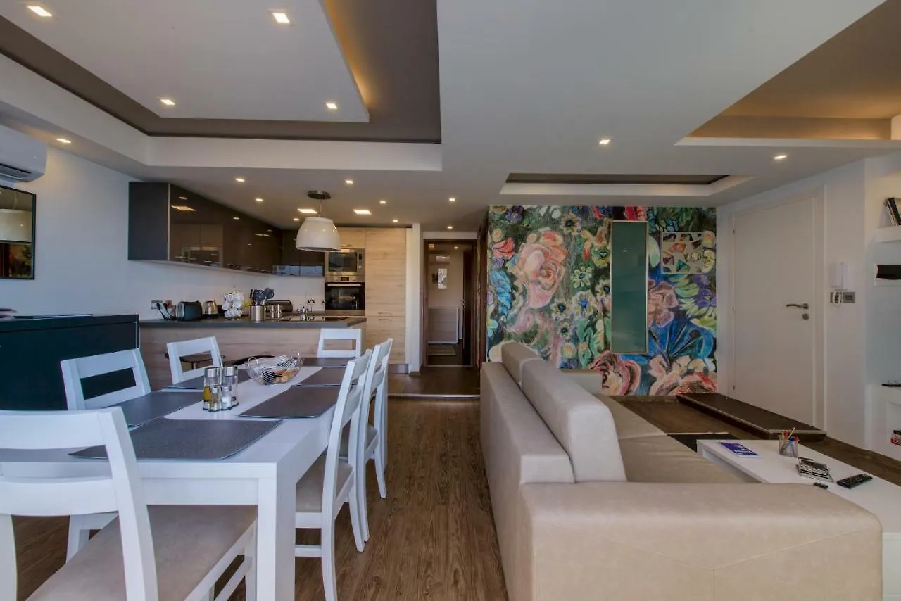 Stylish Seaview Apartment In A Prime Location Sliema