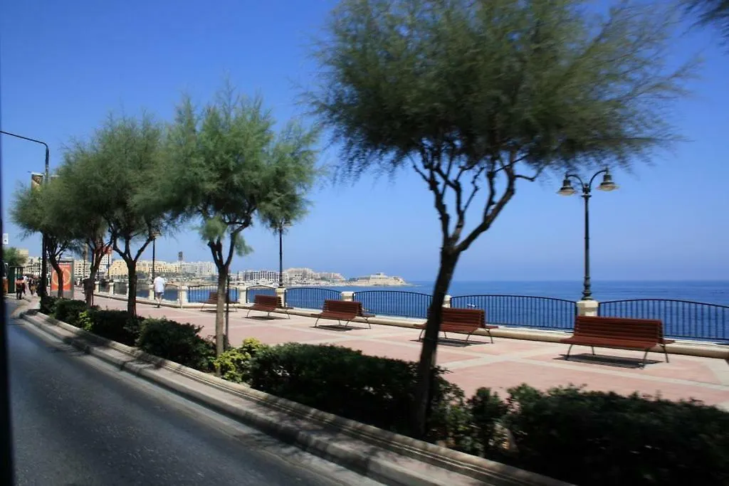 Stylish Seaview Apartment In A Prime Location Sliema