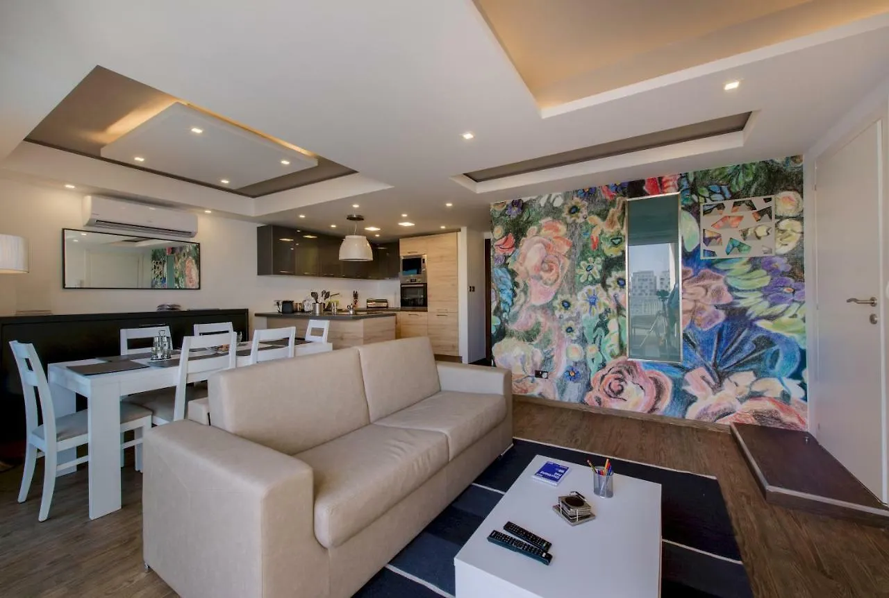 Stylish Seaview Apartment In A Prime Location Sliema