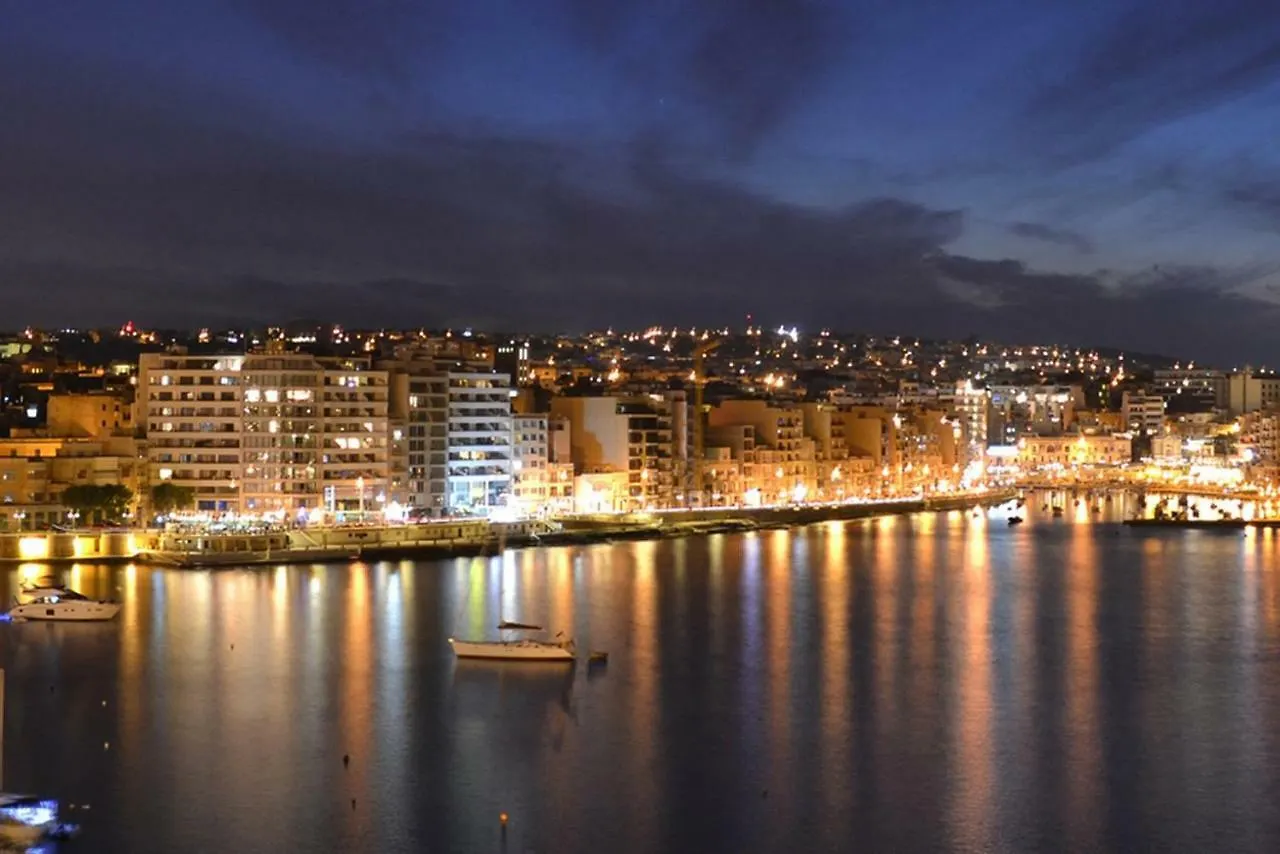 Stylish Seaview Apartment In A Prime Location Sliema